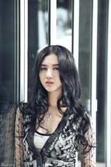 组图：韩雯雯韩国街头写真飘逸曼妙