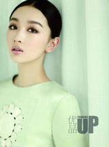 组图：周冬雨尝试复古造型 优雅烟熏妆出镜