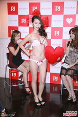 组图：嫩模穿内衣比拼 “小山丘”不敌爆乳