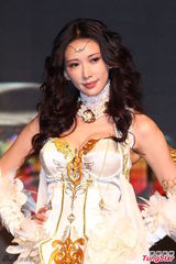 组图：林志玲cos光之女神 挥舞权杖性感曼妙