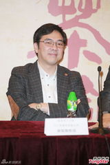 组图：万梓良演话剧《茶馆》 患糖尿病少吃淀粉