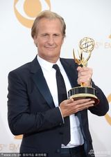 组图：杰夫-丹尼尔斯获艾美剧情类最佳男主角