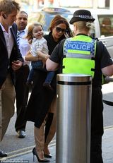 组图：辣妹带七公主现身车站 赴巴黎与小贝庆生