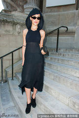 组图：Maggie Q连帽长裙出镜 妩媚性感气质佳