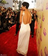 组图：小天后蕾哈娜优雅白裙扮女神