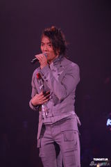 组图：郑伊健开唱秀肌肉与女模热舞 蒙嘉慧现身支持