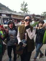 组图：王菲民族风装扮游丽江古镇素颜逛街