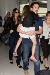 组图：玛丽昂黄抹胸妩媚现身《蝙蝠侠》首映