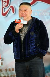 组图：《养父》将播 张国立避谈春晚自认好主持