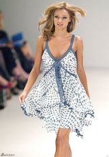 高清组图：奥兰多女友米兰达-可儿走秀 笑容甜美