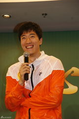 高清图：黄奕参加慈善活动 三十万拍下刘翔跑鞋