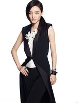 组图：王丽坤黑裙帅酷气场强势出镜