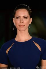 组图：《承诺》首映 豪尔穿长裙显优雅大方