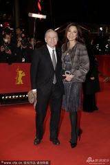 组图：杨紫琼携富豪男友性感亮相电影首映