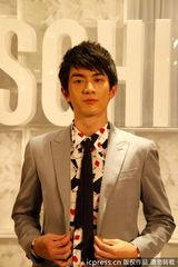 组图：林更新出席剪彩 休闲西装配花衬衣帅气阳光