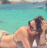 组图：布鲁克希腊度假 斑马纹比基尼豪乳傲人