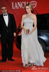 高清：《伤心小号曲》首映   女主角卡罗琳娜飘逸动人