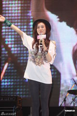 组图：范玮琪将尽快补领结婚证 现场演唱很卖力