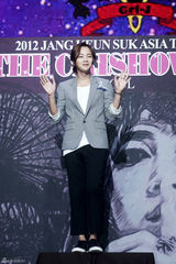 高清组图：张根硕亮相亚洲巡演发布会眼线妆抢眼