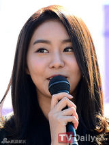 组图：韩星朱元与UEE为母校学弟学妹赠零食