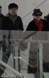 组图：郝蕾机场揉肚疑怀孕 男友体贴相伴