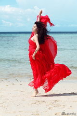 组图：姜欣雨红裙写真 胸前春光乍泄