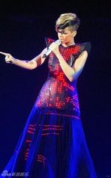 幻灯图集：蕾哈娜巡演 连身三角裤沿袭Gaga风潮