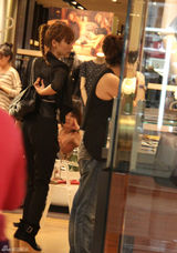 组图：柳岩黑超白T演绎别样简洁性感