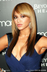 幻灯图集：碧昂斯深蓝色华丽礼服亮相 大派香吻