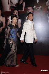 组图：刘德华叶德娴凭《桃姐》金像奖称帝封后