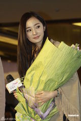 组图：杨幂亮相北京签唱与歌迷互动显疲惫