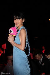 组图：陈燃天蓝礼服优雅亮相北京风尚夜