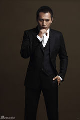 组图：刘烨温暖暗色系写真 厚重感散发人文气息