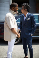 组图：邓超米兰春夏时装周帅气亮相