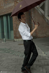 组图：冯绍峰杂志花絮照曝光 搞怪表情魅力十足