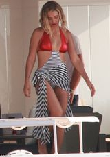 组图：碧昂斯游艇庆32岁生日 与老公跳水high翻