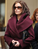 高清图：泽塔琼斯街拍 酒红色大衣搭尖头高跟鞋