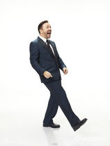 组图：金球奖主持人瑞奇-热维斯拍宣传照耍酷