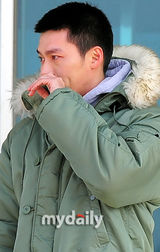 组图：韩国演员玄彬入伍现场 流泪表达谢意