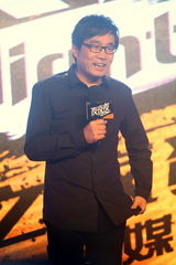 组图：闫妮《夜夜夜》入戏深 自嘲更年期提前