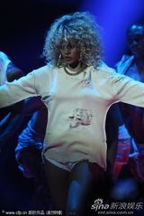 组图：蕾哈娜获全英国际最佳女歌手 破烂大T秀美腿