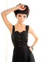 组图：胡灵俏皮短发写真曝光 将携新专辑回归