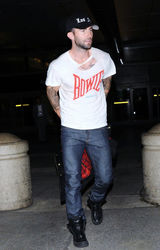 组图：魔力红主唱帅气亮相机场心情大靓