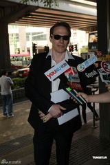 杜丽莎被告拖欠工资 其夫到庭应讯双方未达成和解