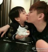 组图：最帅潮爸萌娃走红 潮萌不输林志颖父子