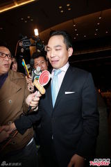 组图：谢霆锋出席英皇春茗 姗姗来迟拒受访