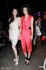 组图：吴佩慈出席时装展 为大S当伴娘练酒量