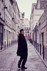 组图：秦昊漫步异国街头 享受悠闲时光