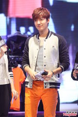 组图：李敏镐休闲装帅气亮相 长腿偶吧笑容迷人