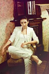 组图：黄奕中性风写真演绎老上海风情